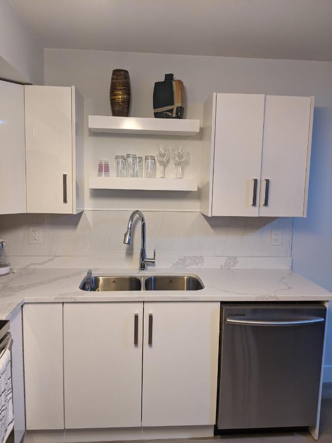 Modern & Luxurious Suites In Съри Екстериор снимка